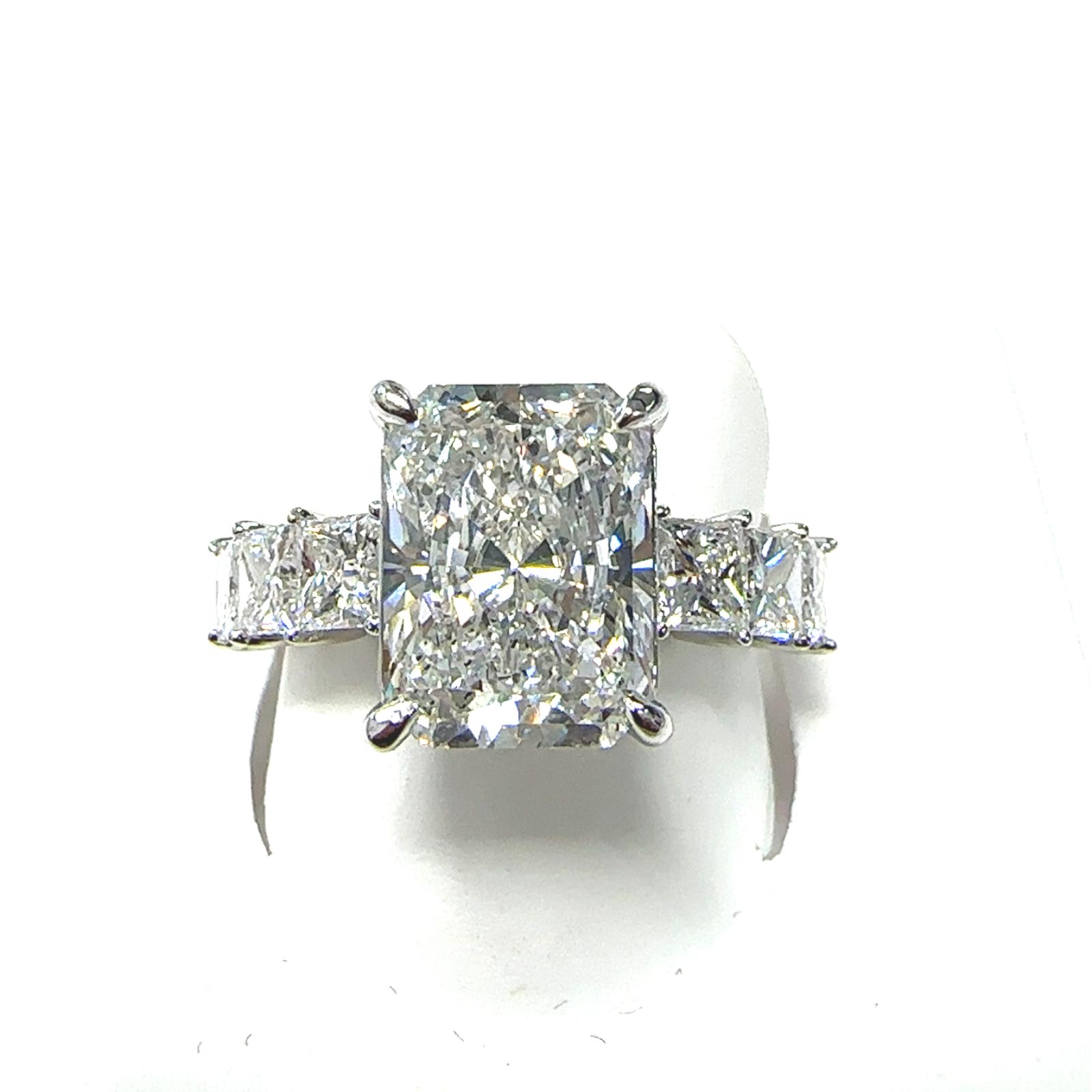 14KW LAB GROWN DIAMOND ENGAGEMENT RING 1RA-4.05CT 6PR-1.60CT 14KW-2.53GR
